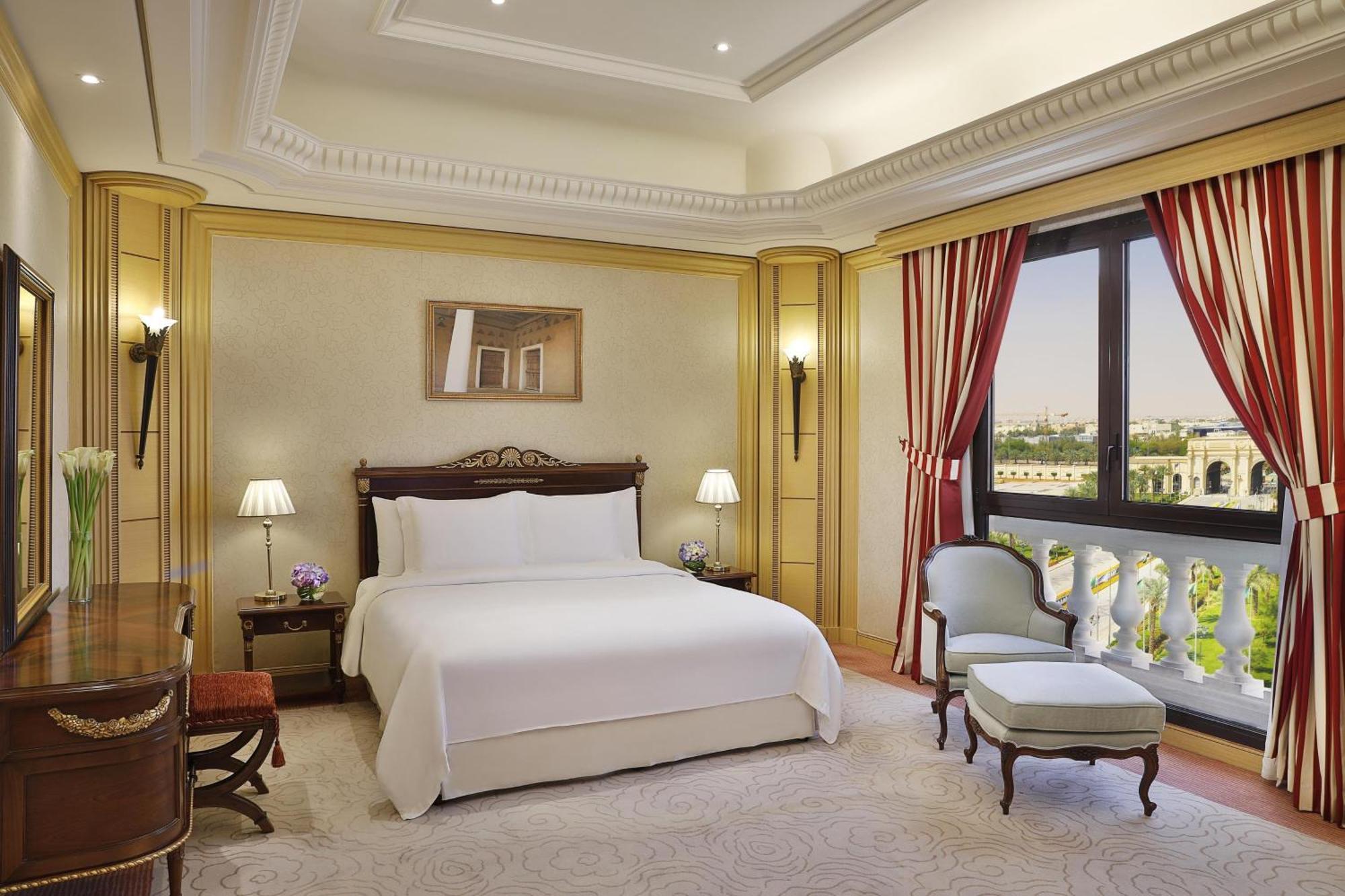 The Ritz-Carlton, Riade Exterior foto A bedroom at the Jumeirah Emirates Towers Hotel